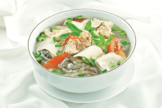 Canh chua nấu cá hồi