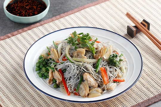 Bún mè đen xào nghêu