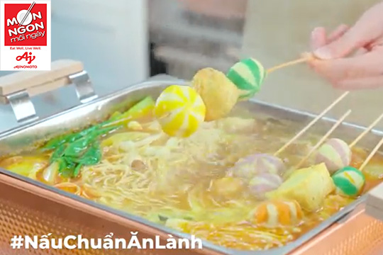 Tết Dương lịch làm liền cái lẩu cà ri nhúng đủ màu sắc, nhanh gọn mà ngon